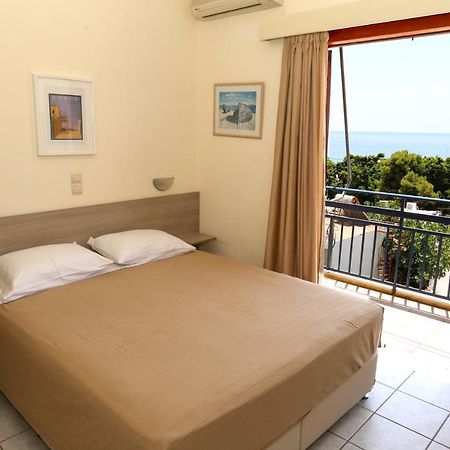 Hotel Karyatides Agia Marina  Екстериор снимка