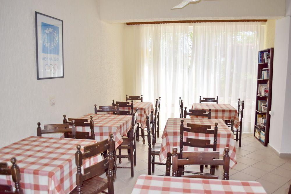 Hotel Karyatides Agia Marina  Екстериор снимка