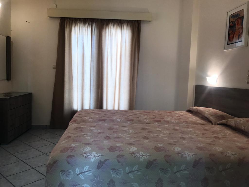 Hotel Karyatides Agia Marina  Екстериор снимка