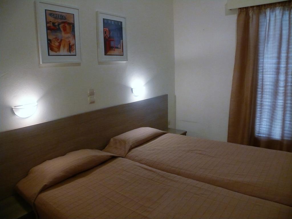 Hotel Karyatides Agia Marina  Екстериор снимка