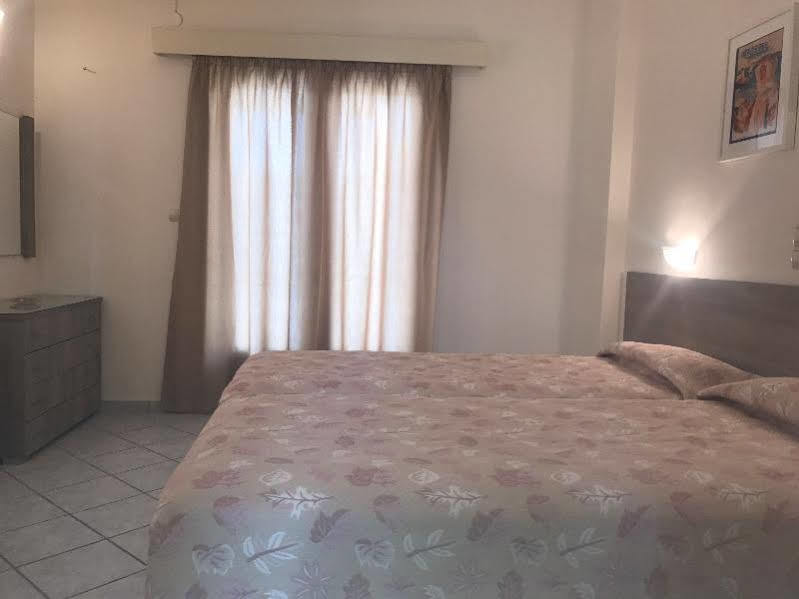 Hotel Karyatides Agia Marina  Екстериор снимка