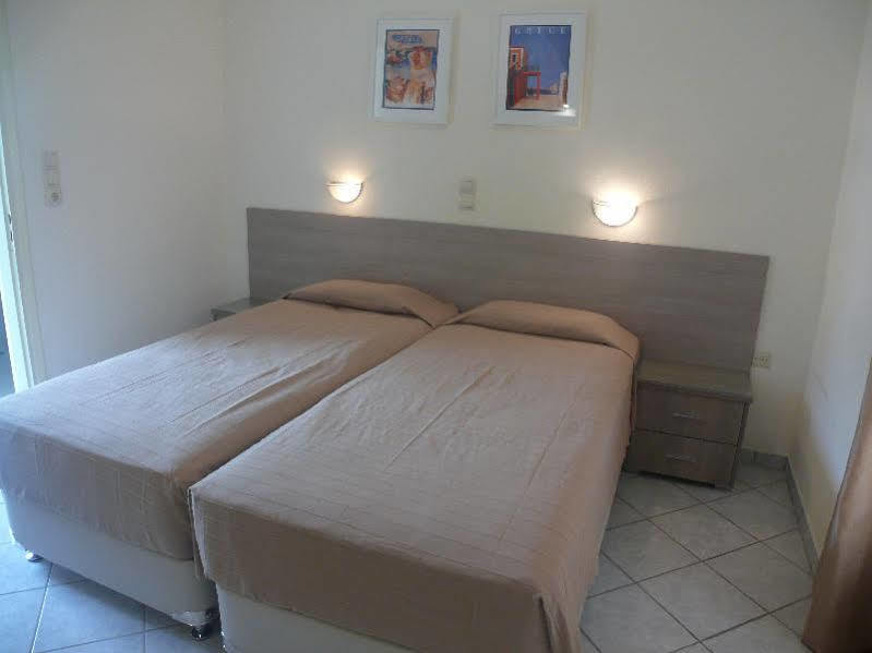 Hotel Karyatides Agia Marina  Екстериор снимка