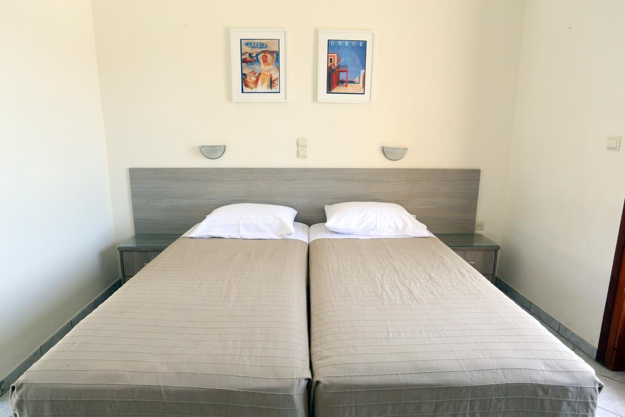 Hotel Karyatides Agia Marina  Екстериор снимка
