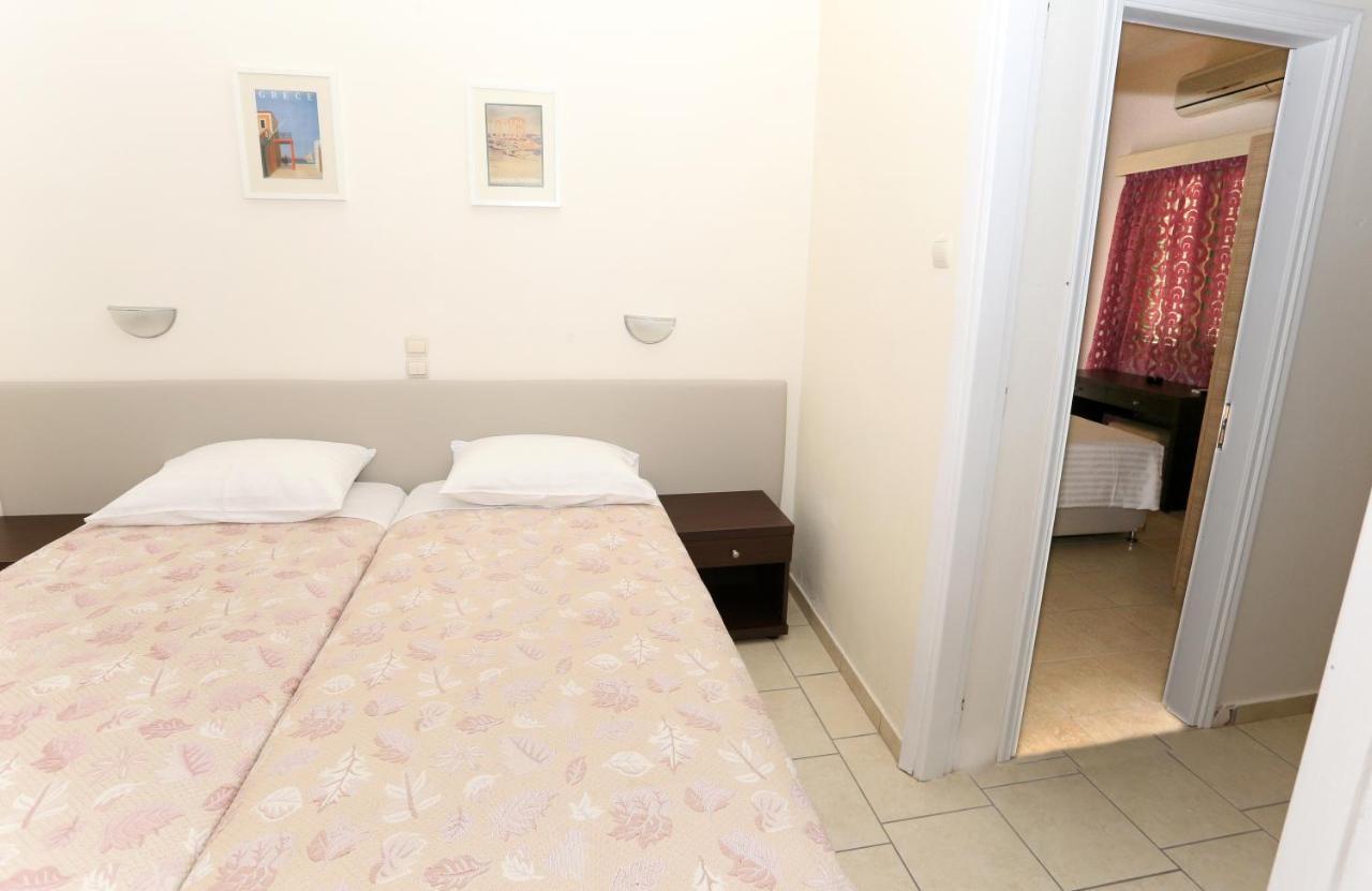 Hotel Karyatides Agia Marina  Екстериор снимка