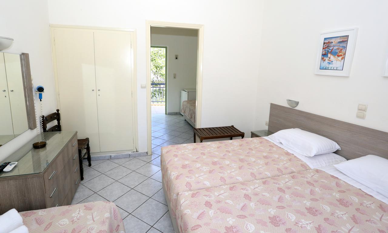 Hotel Karyatides Agia Marina  Екстериор снимка