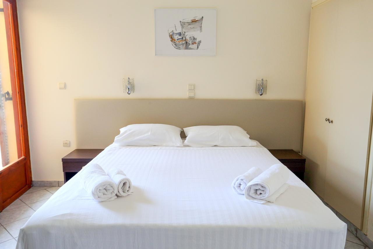 Hotel Karyatides Agia Marina  Екстериор снимка