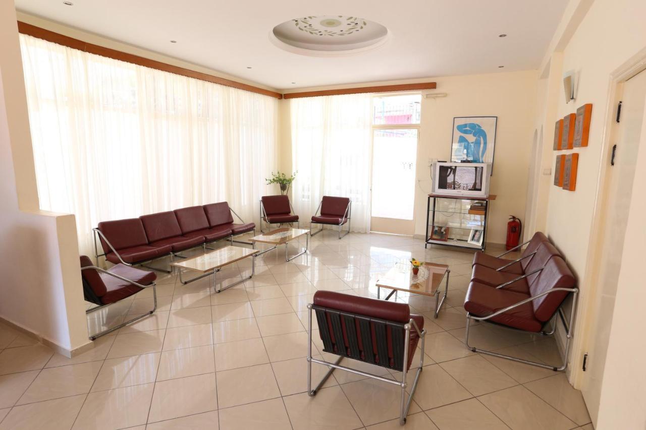 Hotel Karyatides Agia Marina  Екстериор снимка