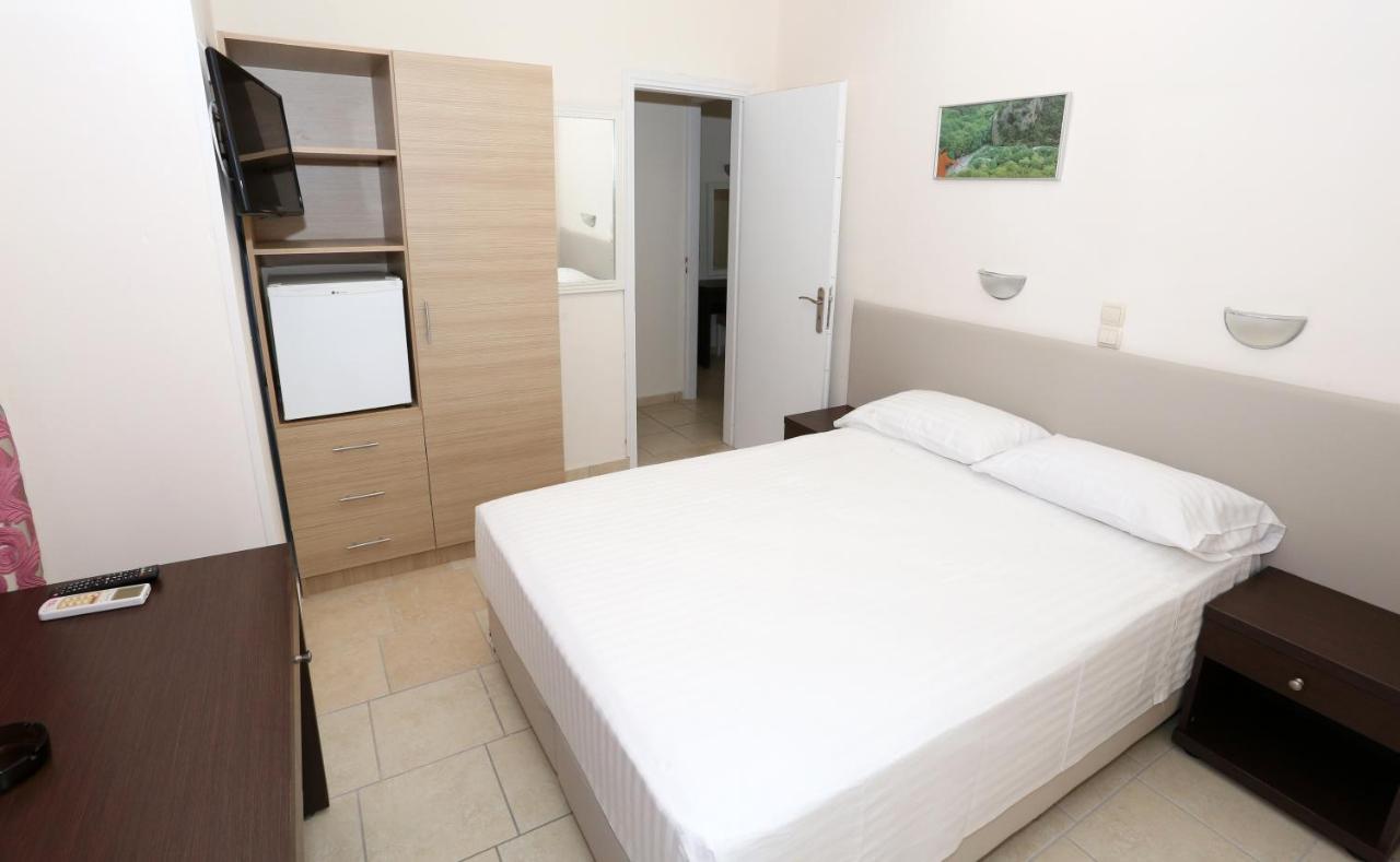 Hotel Karyatides Agia Marina  Екстериор снимка