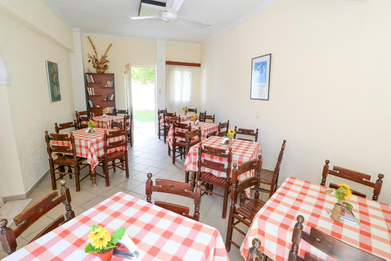 Hotel Karyatides Agia Marina  Екстериор снимка