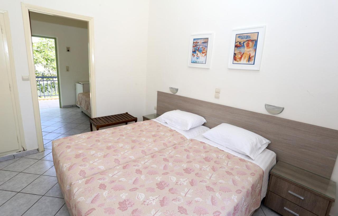 Hotel Karyatides Agia Marina  Екстериор снимка