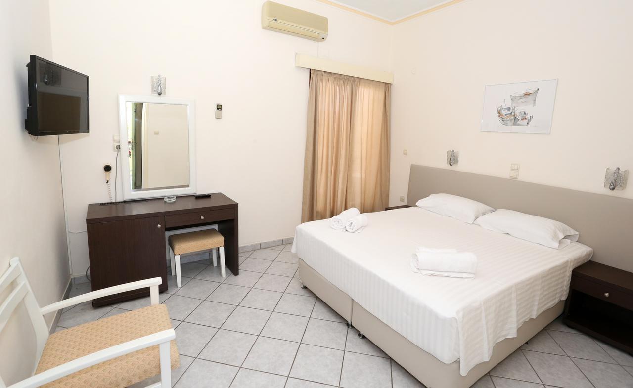 Hotel Karyatides Agia Marina  Екстериор снимка