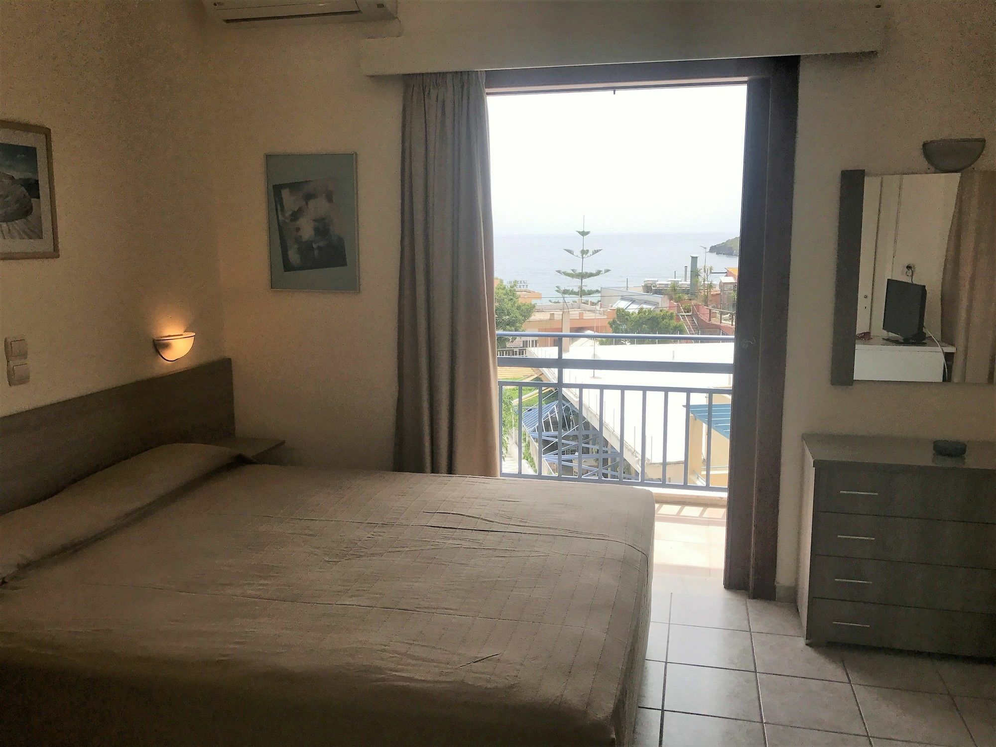 Hotel Karyatides Agia Marina  Екстериор снимка