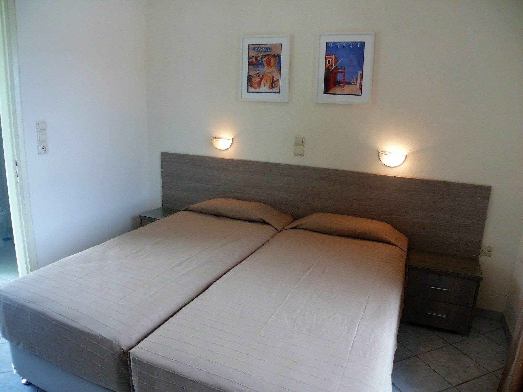 Hotel Karyatides Agia Marina  Екстериор снимка