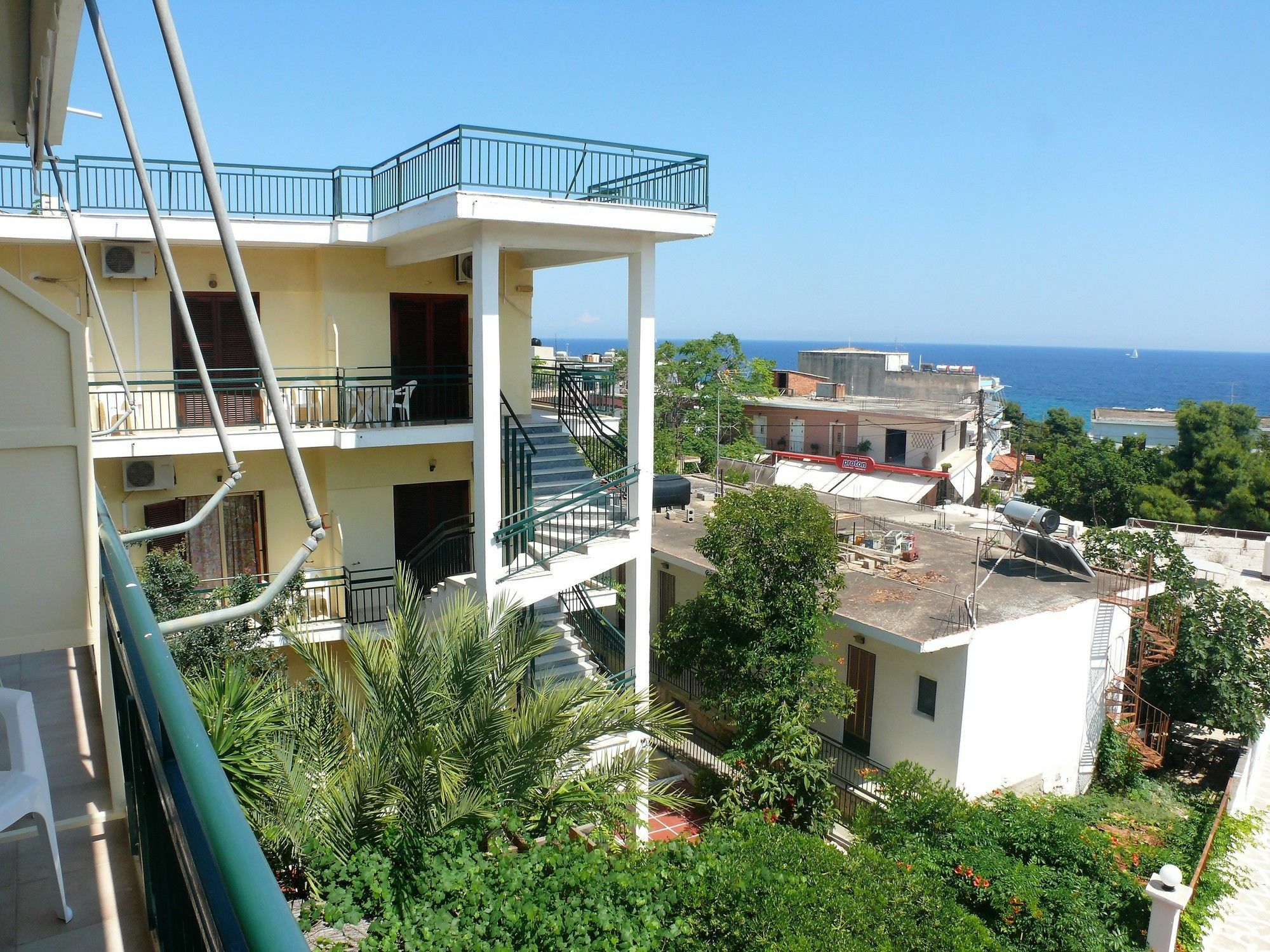 Hotel Karyatides Agia Marina  Екстериор снимка