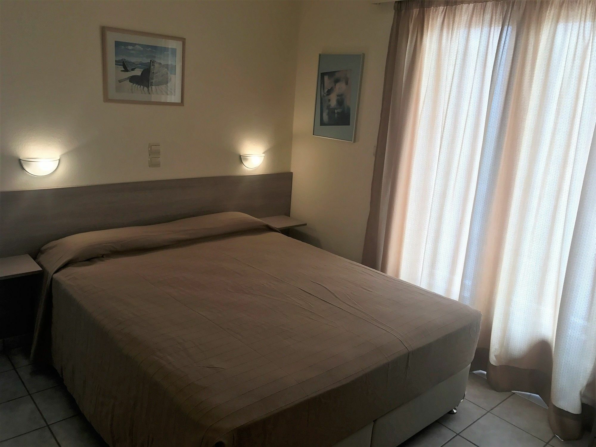 Hotel Karyatides Agia Marina  Екстериор снимка