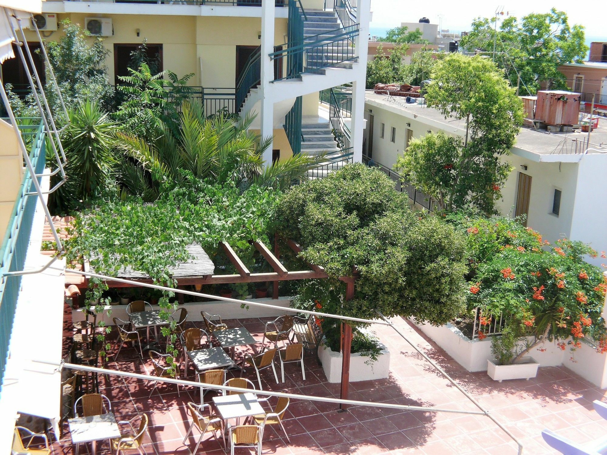 Hotel Karyatides Agia Marina  Екстериор снимка