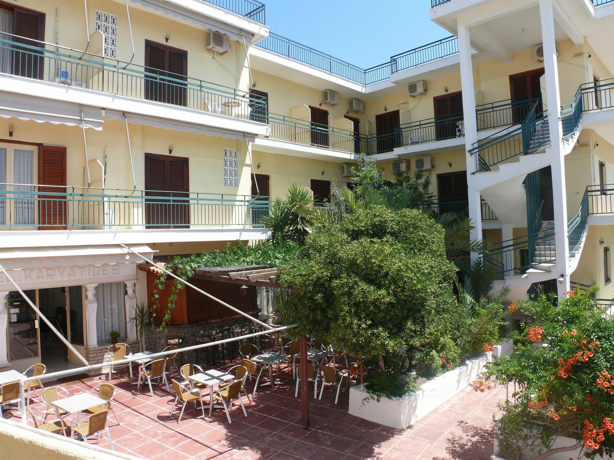 Hotel Karyatides Agia Marina  Екстериор снимка